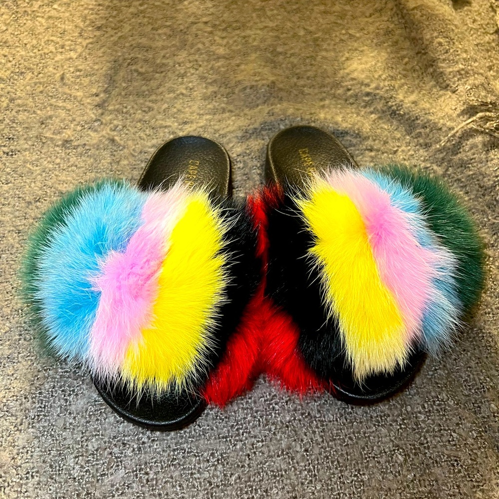 CAPE ROBBIN FUN MULTICOLOR FURRY SLIDE SANDALS FOR INDOOR OR OUTDOOR